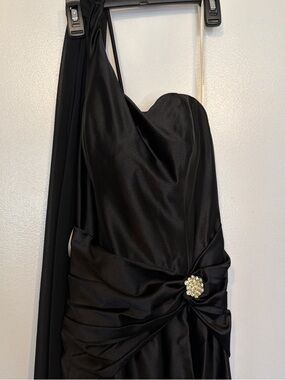 Black One-Shoulder Satin Evening Dress with Brooch Accent